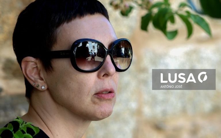 Adriana Calcanhotto com quatro datas em Portugal em outubro, voz e violão