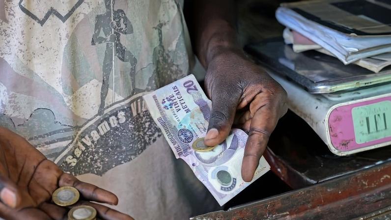 Dinheiro em circulação em Moçambique volta a cair em fevereiro após máximos