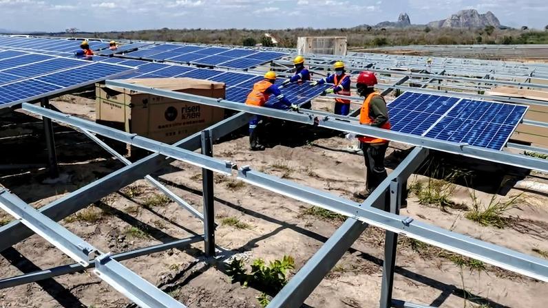 Produção de eletricidade por parques solares em queda em Moçambique