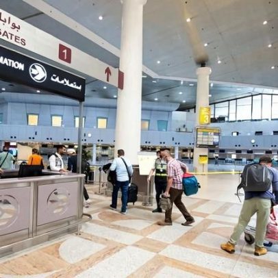 Ataque de drones iranianos provoca incêndio no aeroporto do Kuwait