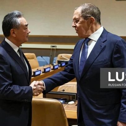 Irão: Chefes da diplomacia chinesa e russa pedem cessar-fogo no Médio Oriente
