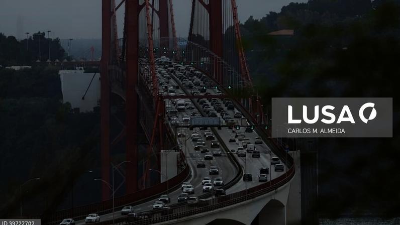 Trânsito cortado na Ponte 25 de Abril no sentido sul-norte devido a acidente