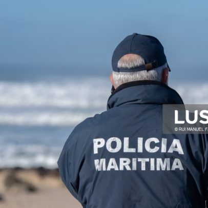 Buscas por jovem desaparecido no mar da Costa de Caparica continuam em terra