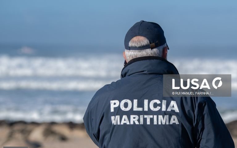 Buscas por jovem desaparecido no mar da Costa de Caparica continuam em terra