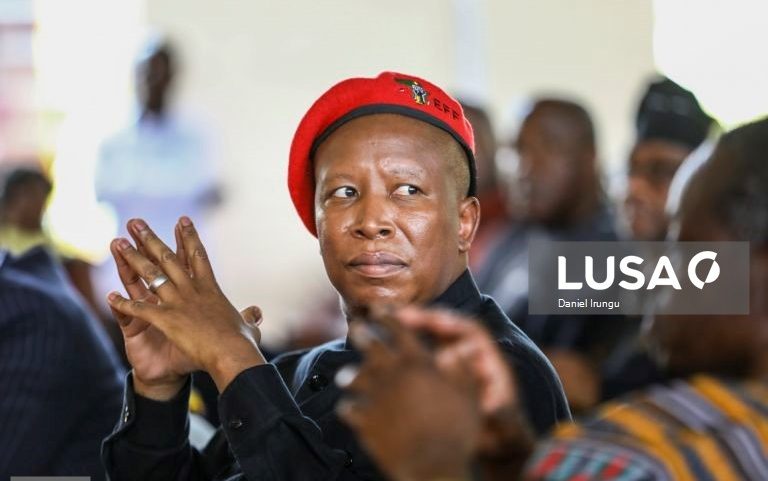 Apoiantes do político sul-africano Julius Malema protestam antes da leitura da sentença