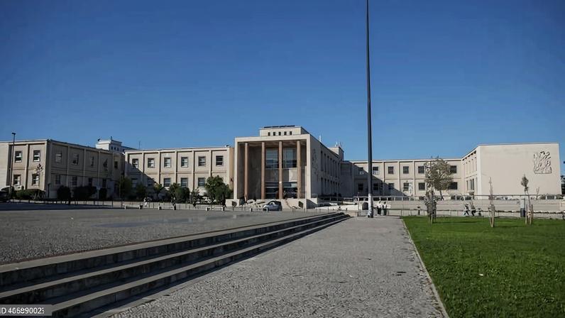 Sindicato denuncia docentes que trabalham além do previsto na acreditação