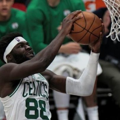 Neemias Queta soma oito pontos na derrota dos Celtics ante os Sixers