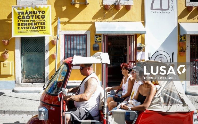 Tuk-tuk em marcha lenta quinta-feira em Sintra contra novas regras de estacionamento