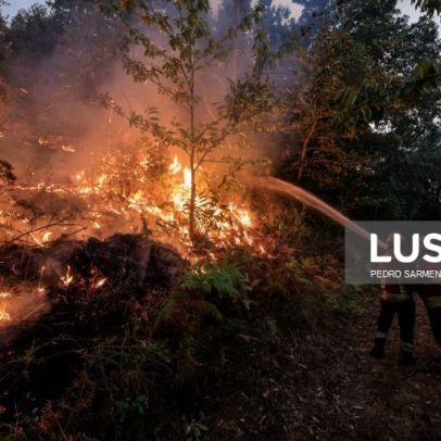 Mais de 100 operacionais combatem incêndio na Serra do Caramulo