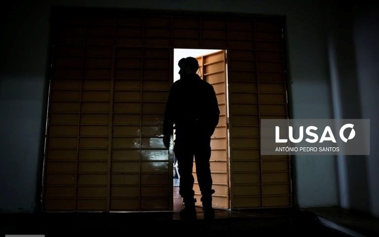 Ex-guarda prisional condenado a pena suspensa de dois anos por corrupção passiva