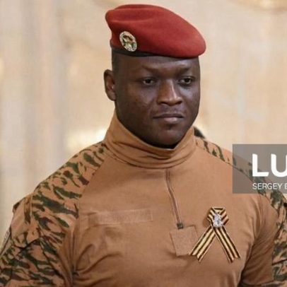 Líder da junta militar diz que povo do Burkina Faso deve esquecer a democracia