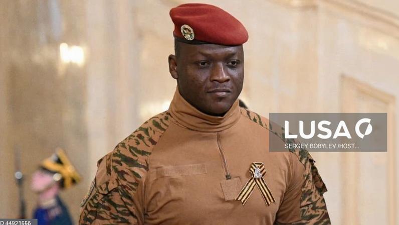 Líder da junta militar diz que povo do Burkina Faso deve esquecer a democracia