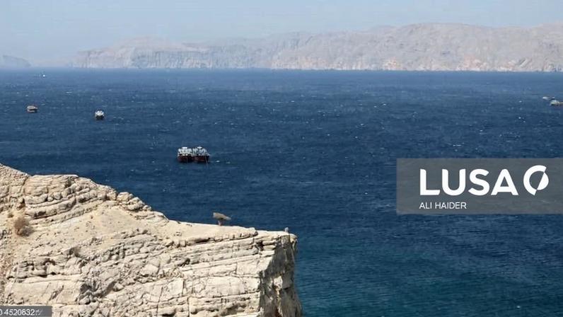 Petroleiro não iraniano cruza estreito de Ormuz após cessar-fogo