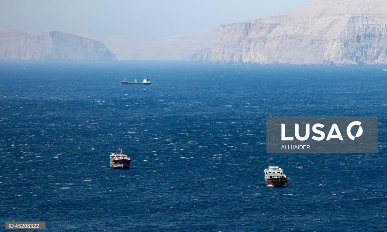 Estreito de Ormuz continua fechado a navios de guerra, diz Teerão