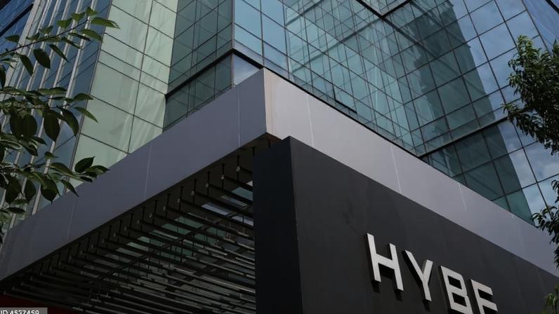 Líder da agência que representa BTS é alvo de mandado na Coreia do Sul