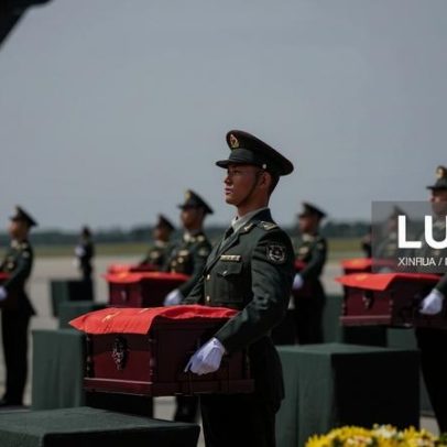 China recebe restos mortais de 12 soldados mortos na Guerra da Coreia