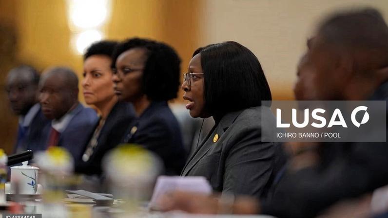 Primeira-Ministra moçambicana pede cooperação de empresários contra assédio