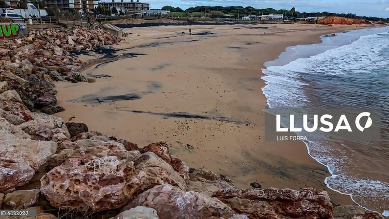 Mau tempo: praias com areia em falta ganham exceção para hastear Bandeira Azul