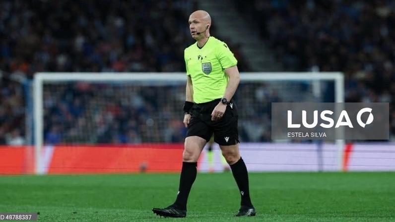 LE: Anthony Taylor arbitra receção do Sporting de Braga ao Friburgo