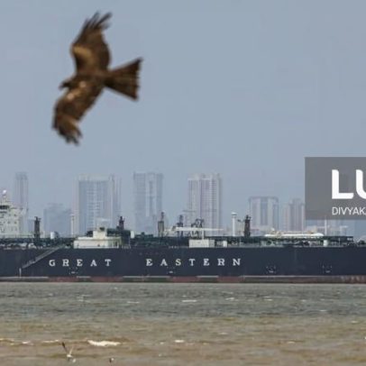 Três navios atravessam o estreito de Ormuz junto à costa de Omã