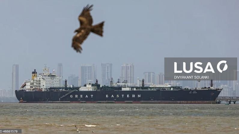 Três navios atravessam estreito de Ormuz ao longo da costa de Omã