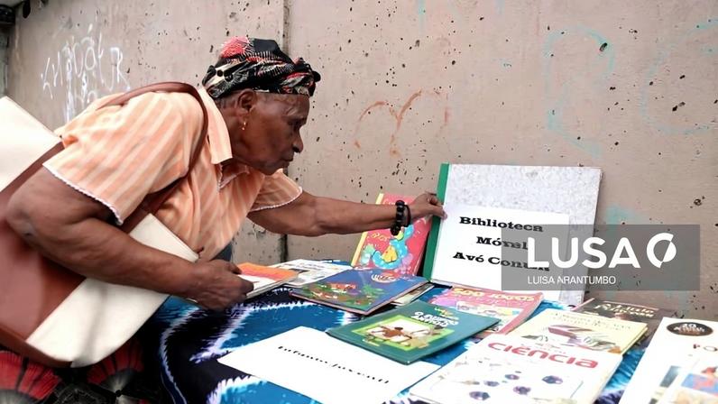 Avó Cecília incentiva o gosto pela leitura com biblioteca móvel pelos bairros de Maputo
