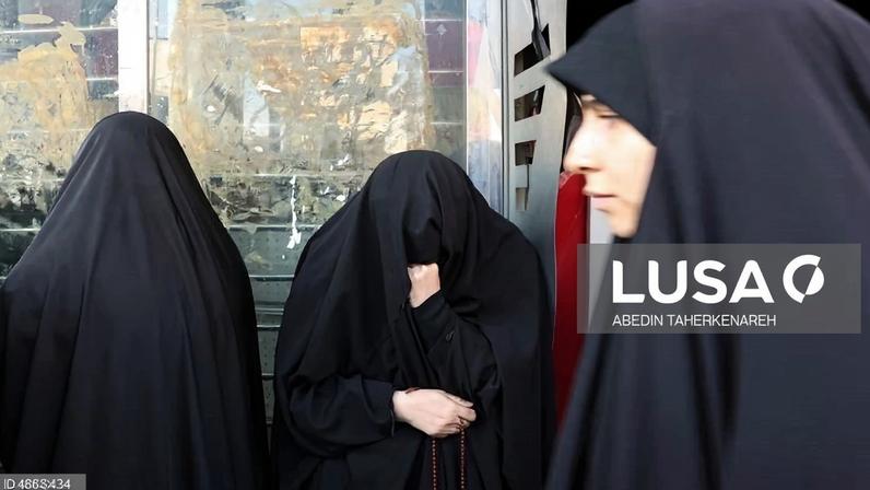 Irão: Funerais e mensagens de vingança em Teerão no 47.º aniversário da revolução