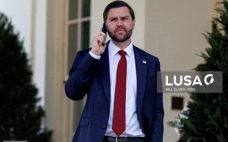 Vice-presidente dos EUA diz ter suspendido envio de armas para a Ucrânia