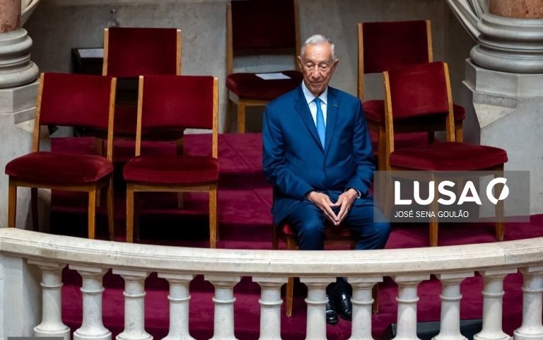 Marcelo volta ao parlamento e assiste sozinho à sessão solene