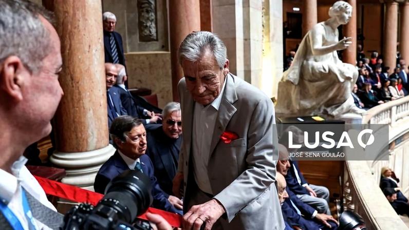 Constituição/50 anos: Alguns deputados constituintes abandonam galerias durante discurso de Ventura