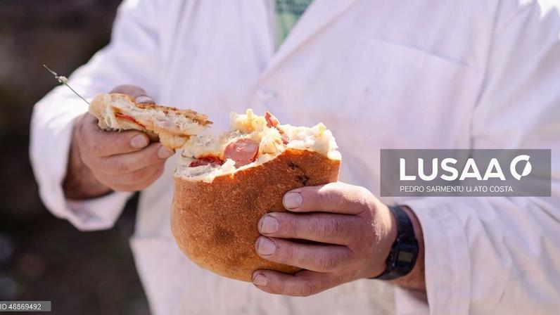 Forno do povo coze o tradicional folar da Páscoa em aldeia de Montalegre