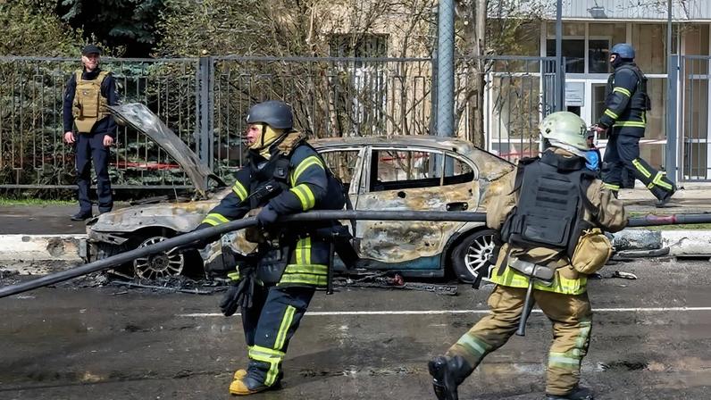Ataque com drone russo deixa cinco mortos e 19 feridos num mercado da Ucrânia