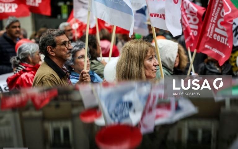 Cerca de 200 manifestantes exigem resposta para os problemas no SNS