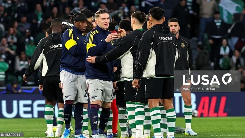 Viktor Gyökeres aplaudido antes do jogo no regresso a Alvalade