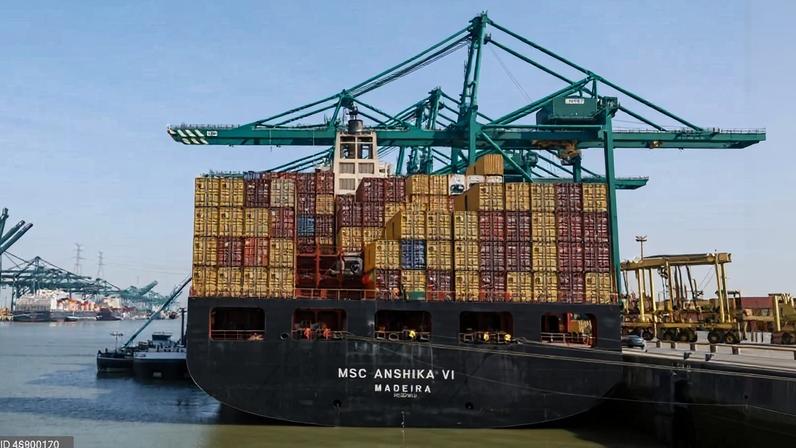 Exportações da UE para a China caíram 6,5% e importações aumentaram 6,4% em 2025