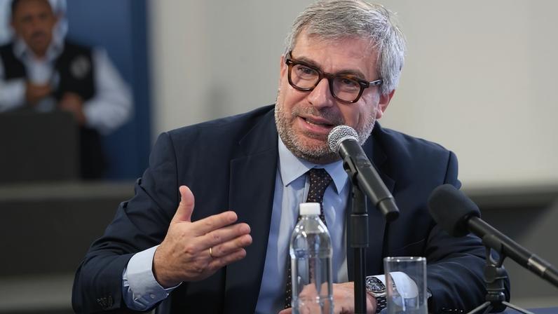 Chefe do órgão eleitoral demite-se após falhas nas presidenciais do Peru