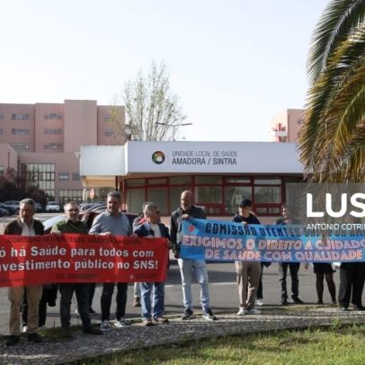 Três dezenas manifestam-se em defesa do SNS no Amadora-Sintra