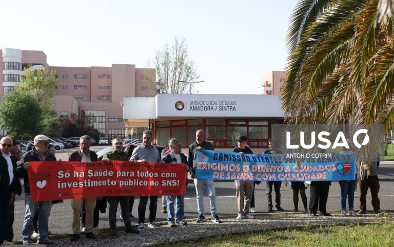 Três dezenas manifestam-se em defesa do SNS no Amadora-Sintra