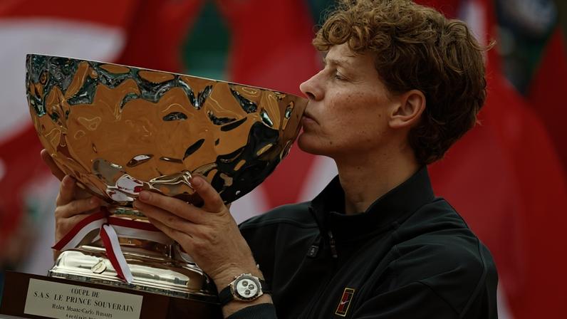 Sinner destrona Alcaraz e assume liderança do ranking mundial de ténis