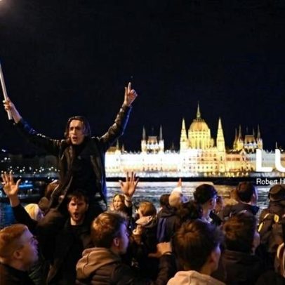 Festejos na Hungria pela vitória da oposição enchem as ruas de Budapeste
