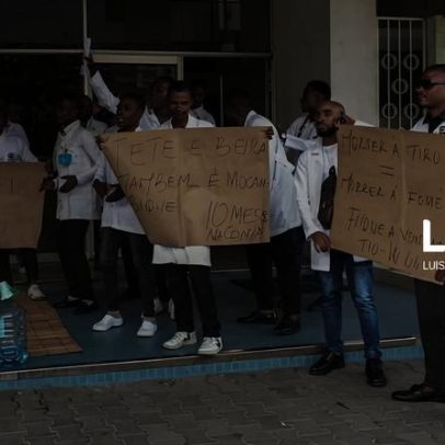 Governo moçambicano promete pagar subsídios a médicos estagiários acampados