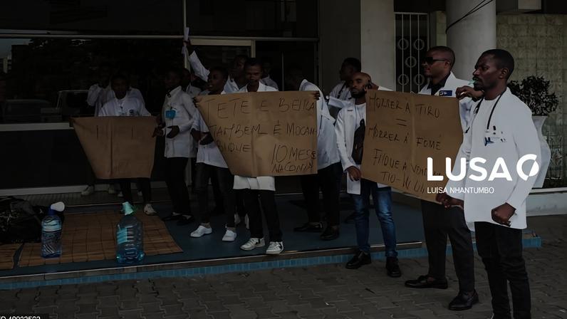 Governo moçambicano promete pagar subsídios a médicos estagiários acampados