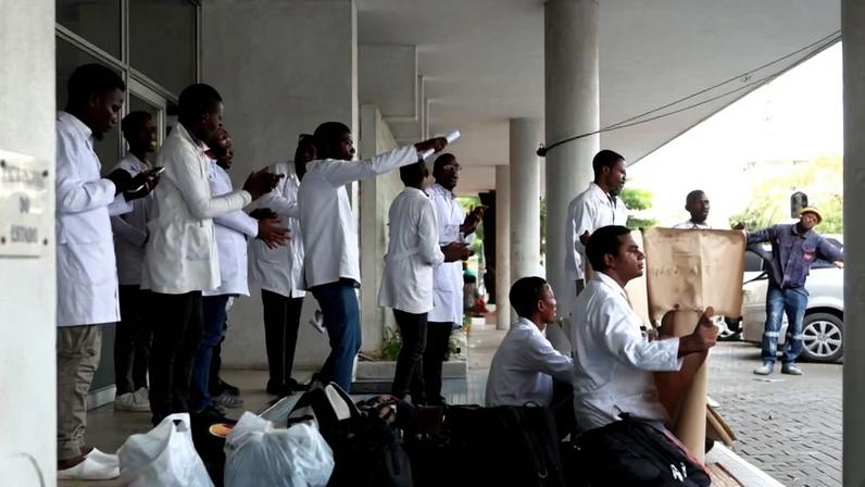 Médicos estagiários moçambicanos acampados e em greve por subsídio de 10 meses