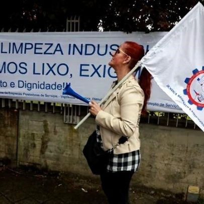 Trabalhadores de limpeza da Lucena e Lucena em greve por salários em atraso