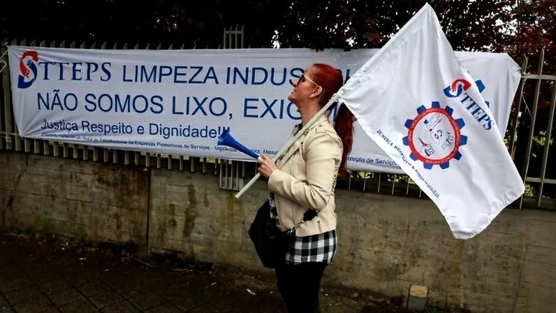 Trabalhadores de limpeza da Lucena & Lucena em greve contra salários em atraso