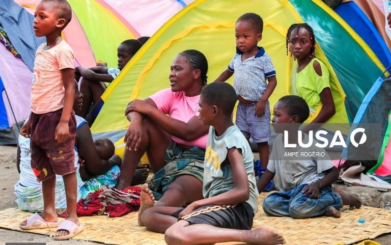 “Aqui até uma esteira é luta”, desalojados em Benguela moram agora num bairro de tendas