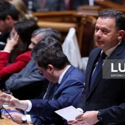 Ventura acusa Governo de desperdiçar verba na saúde; Montenegro assegura avanços