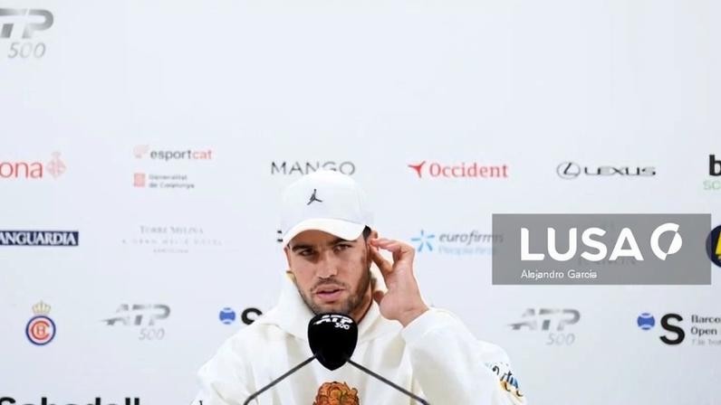 Tenista Carlos Alcaraz desiste do torneio de Barcelona devido a lesão no pulso