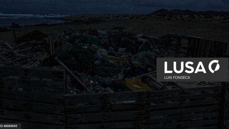 Cabo Verde enfrenta luta desigual contra a maré de plástico no Atlântico