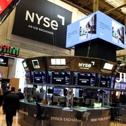 Wall Street encerra em alta com reabertura do Estreito de Ormuz